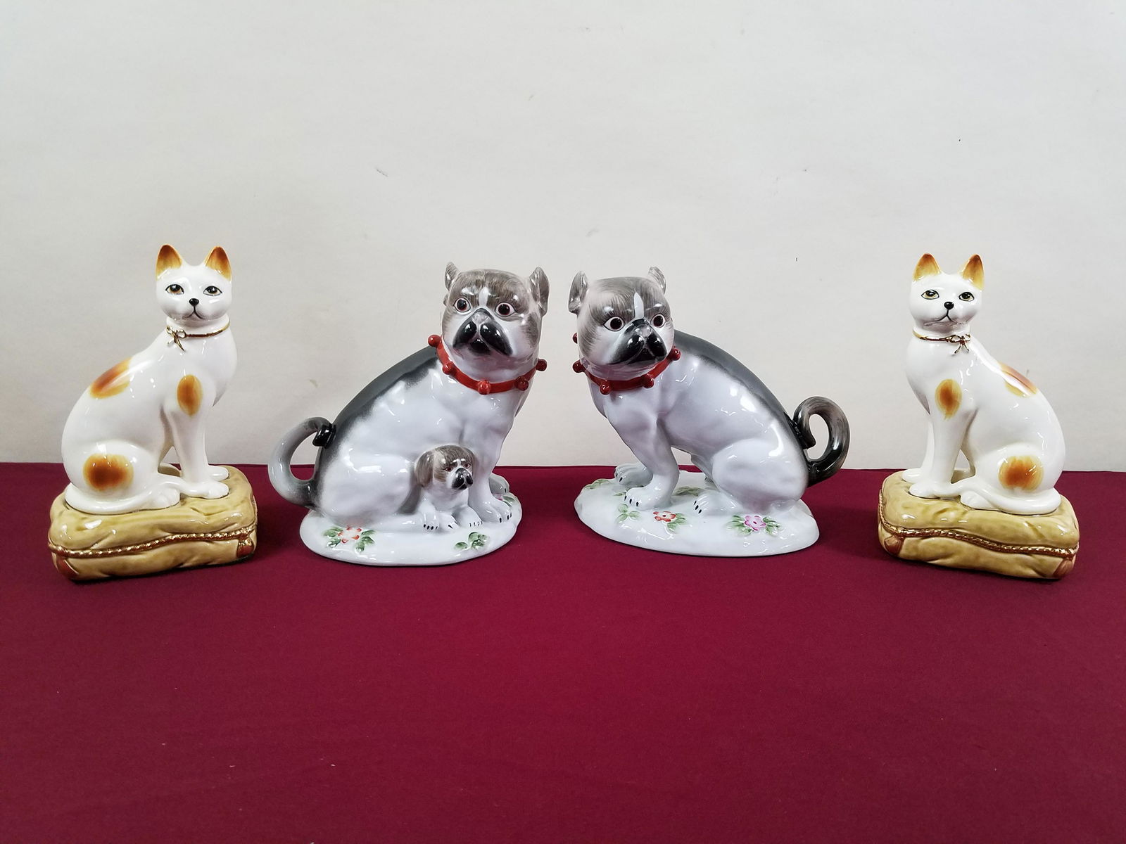 Pr Dog and Cat Figurines (1 of 5)