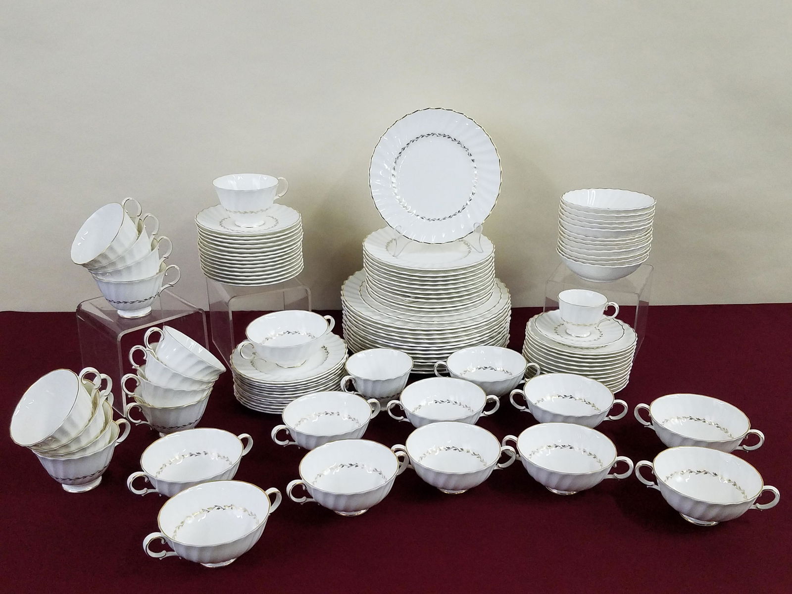 102 Pcs Royal Doulton "Adrian" Dinnerware (1 of 3)