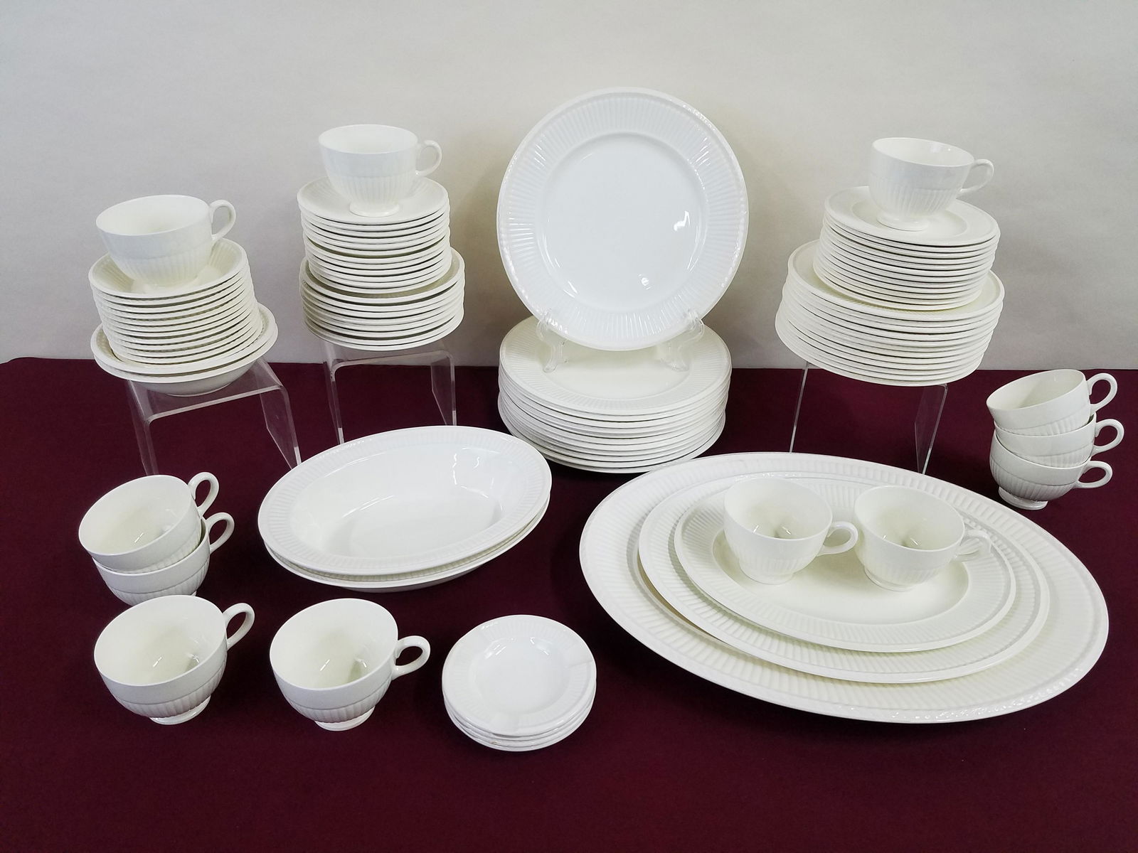 91 Pcs Wedgwood "Etruria" Dinnerware (1 of 6)