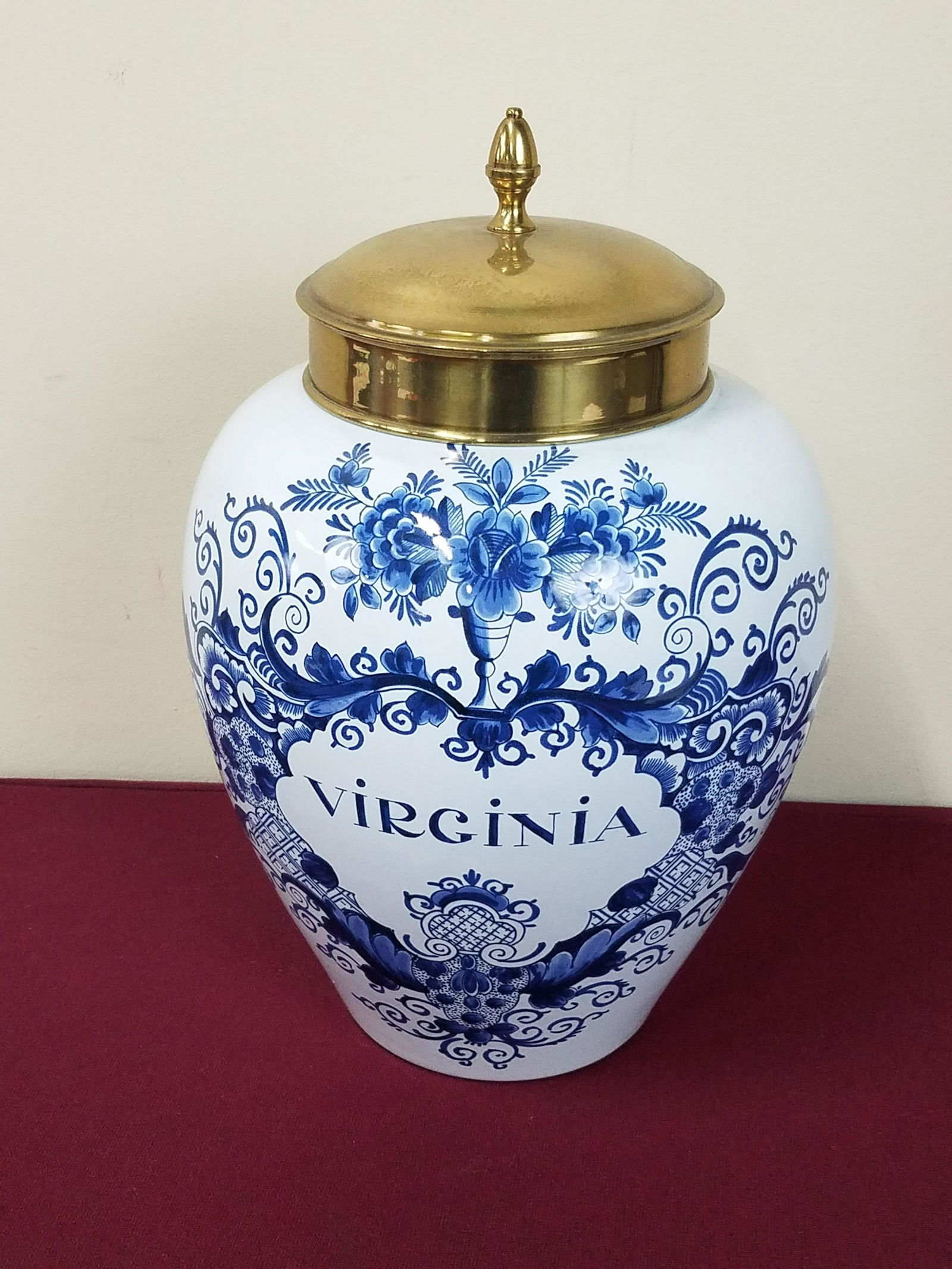 Williamsburg Virginia Delft Ginger Jar (1 of 2)