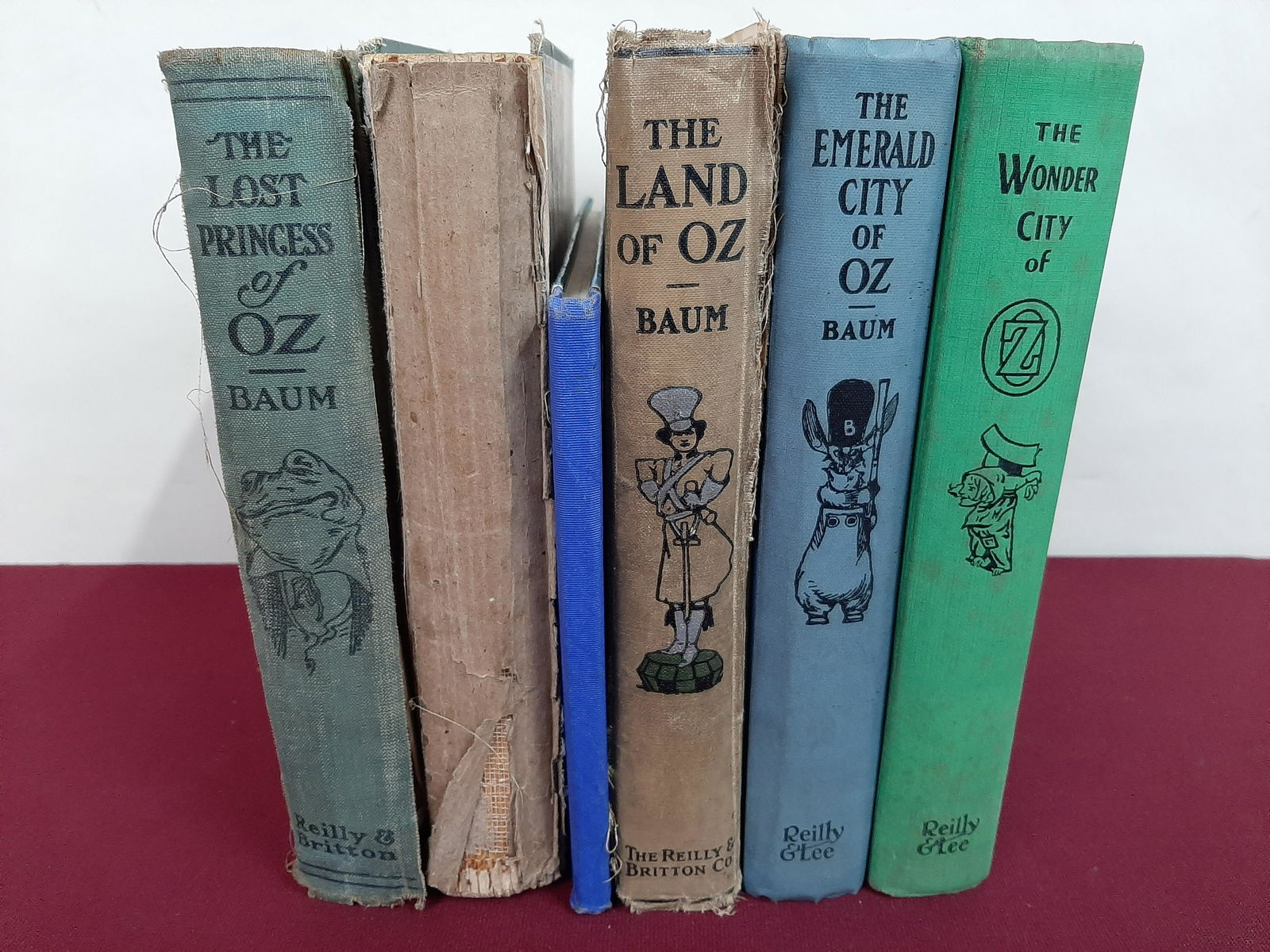 6 Wizard of Oz Books: Includes The Wizard of Oz, The Land of Oz, The Emerald City of Oz, The Wonder City of Oz, Tik Tok of Oz, and the Lost Princess of Oz. IMPORTANT: Before bidding, please read the terms and conditions be