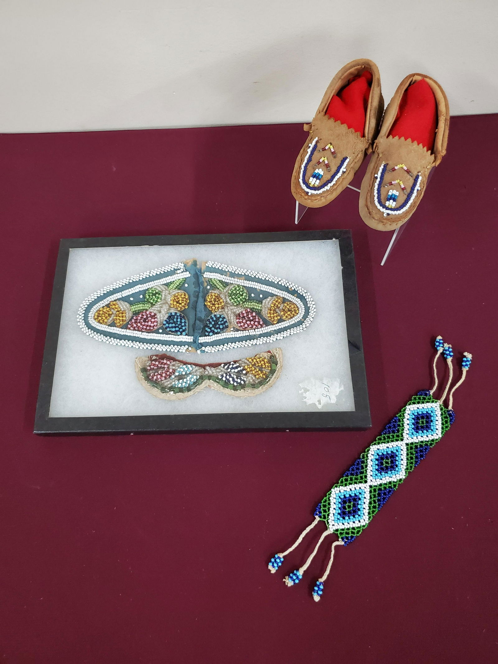 4 Pcs Native American Beadwork & Moccasins (1 of 1)