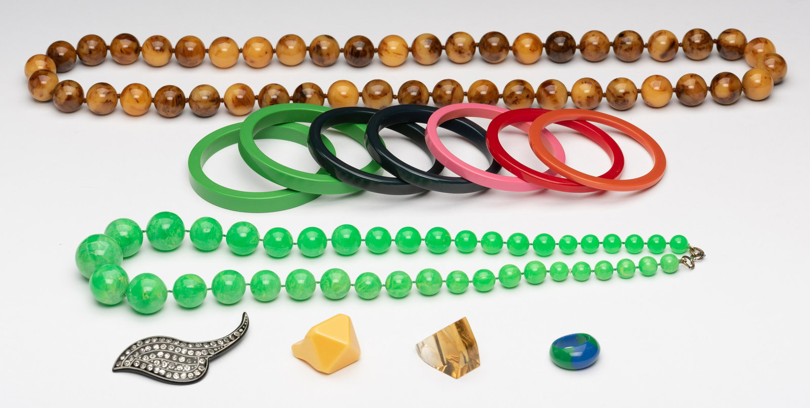 13 Pcs Vintage Jewelry: 7 bangle bracelets 2-1/2". 3 rings. 2 bead necklaces 13" to 16". Pin 3" wide. IMPORTANT: Before bidding, please read the terms and conditions below. When you registered for the auction you agreed to t