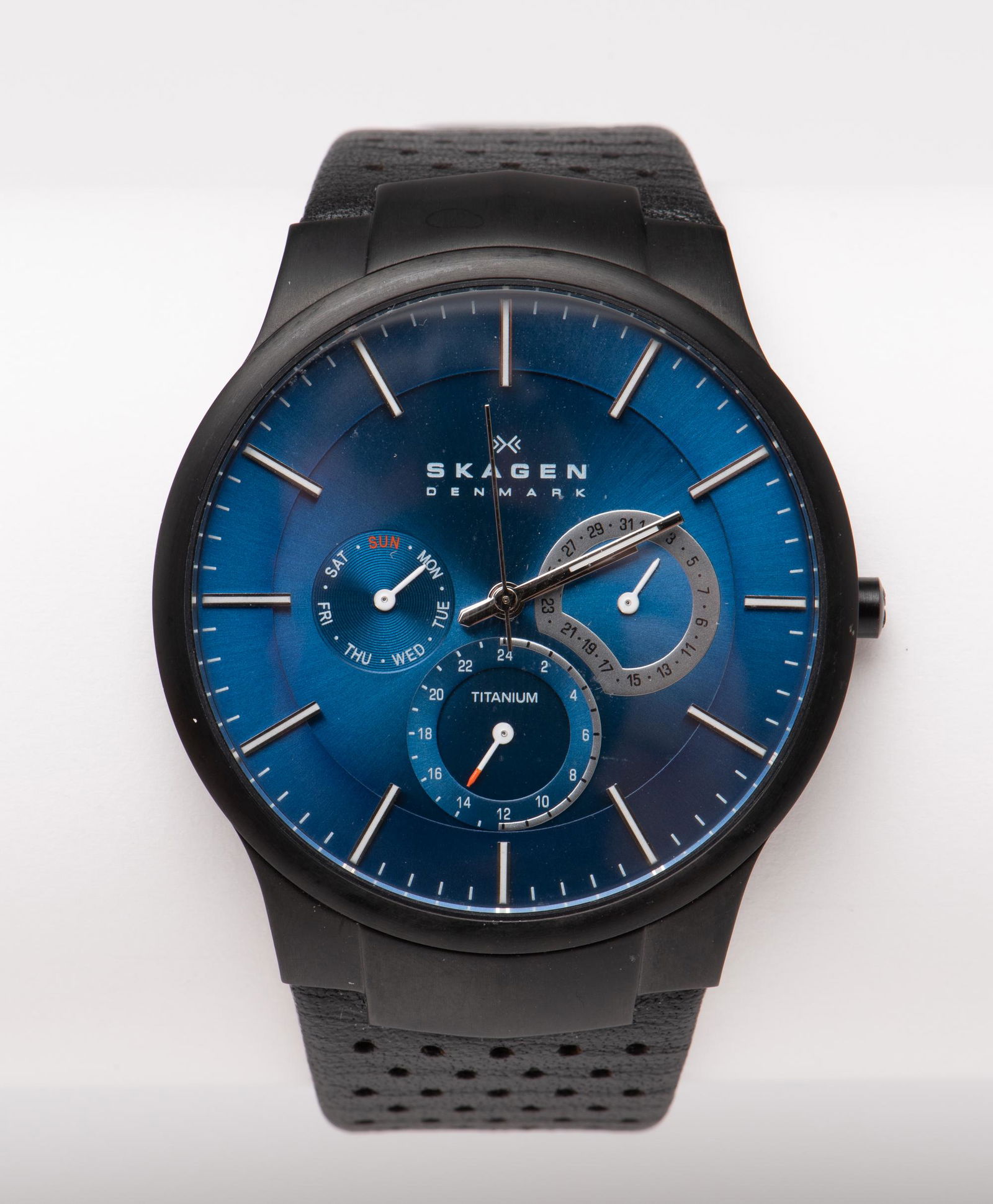 Skagen Denmark Leather Watch (1 of 6)
