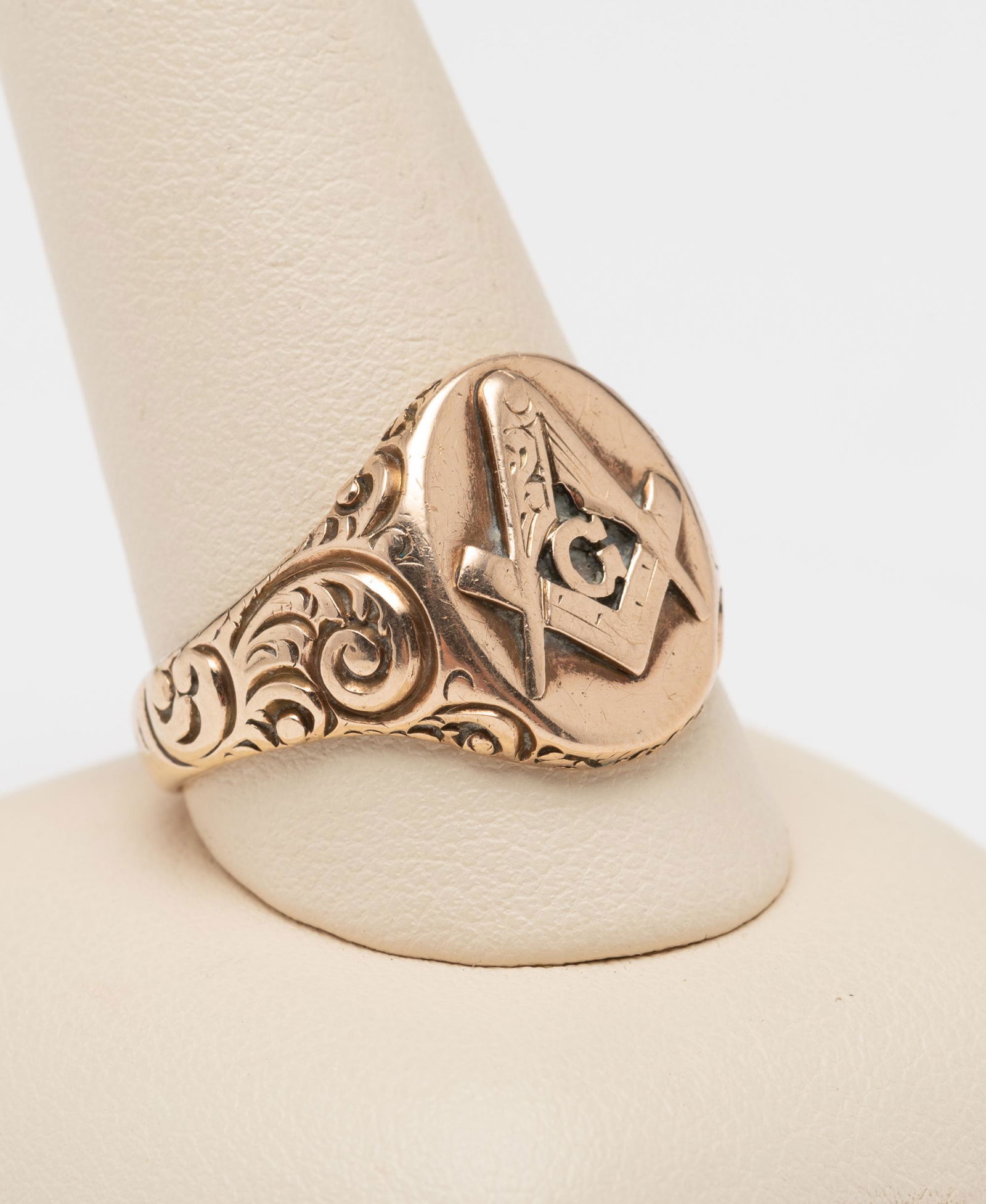 Man's 10k Masonic Ring (1 of 4)