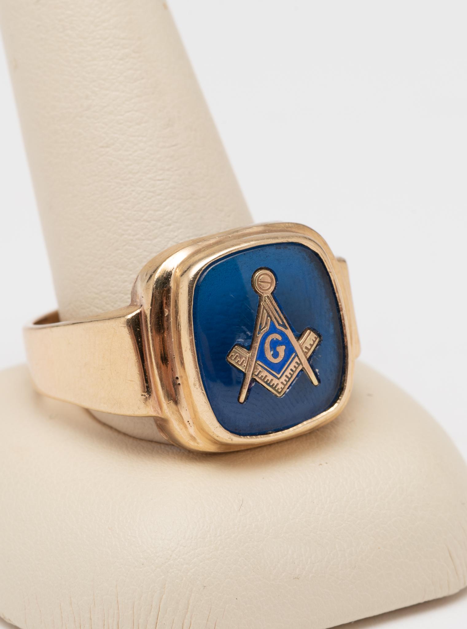Man's 10k Masonic Ring (1 of 3)