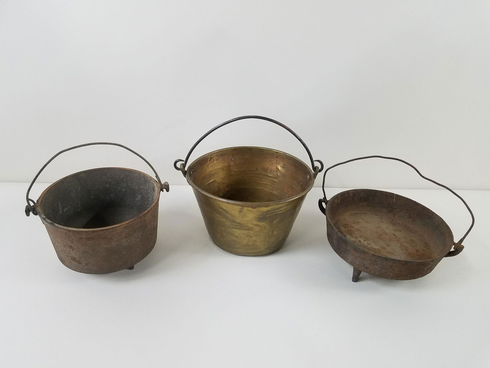2 Cast Iron Pots & Brass Bucket (1 of 4)