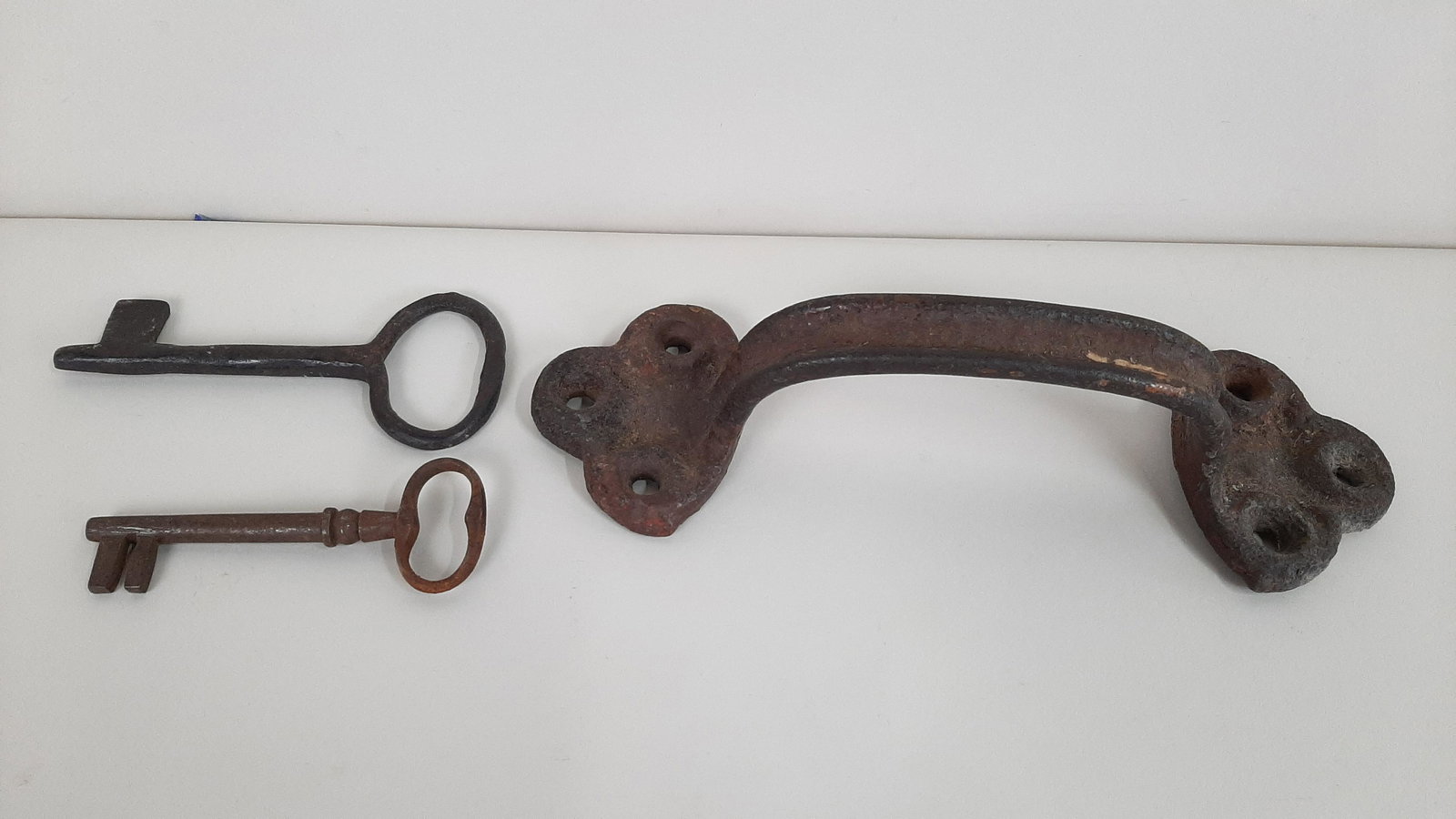 Door Handle and Keys Fort Lincoln, Nebraska: Circa 1870-1890. From 1973 Norm Flayderman sale. 4" to 9 3/4" long.