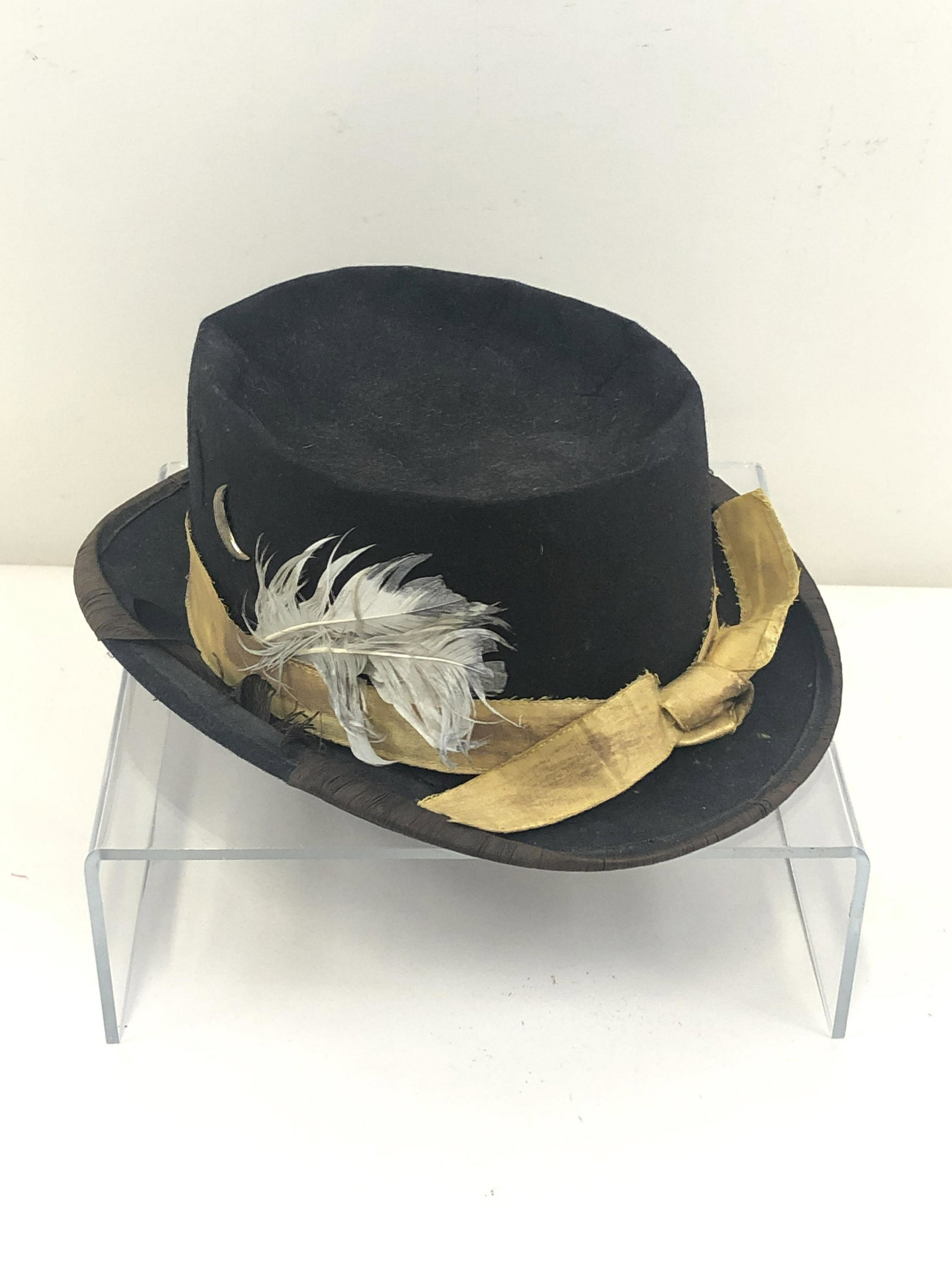 Indian Scouts Hat with 5th Cavalry Badge (1 of 5)