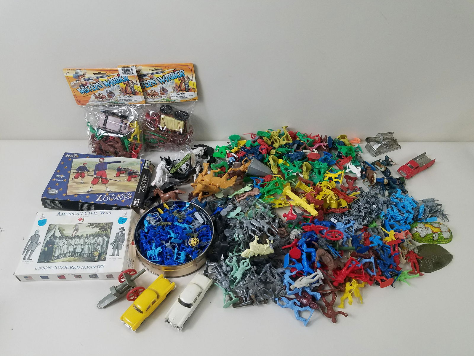 Large Collection of Plastic Army Men (1 of 9)