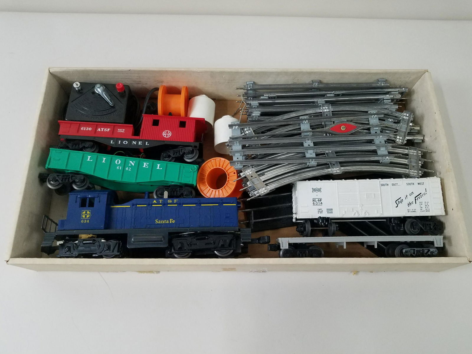 Lionel Electric Train Set (1 of 4)