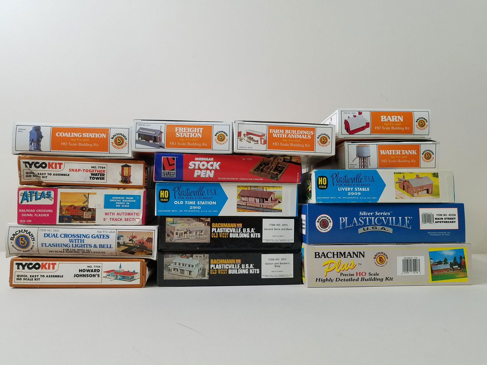 16 HO Scale Buildings (1 of 5)