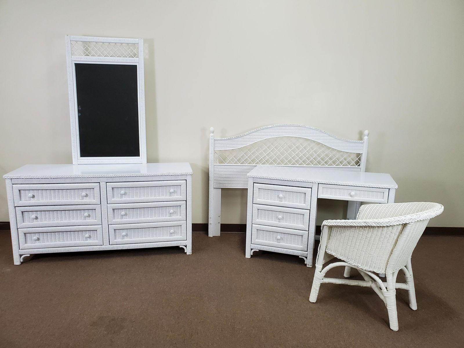 4 Pc White Wicker Bedroom Set (1 of 6)