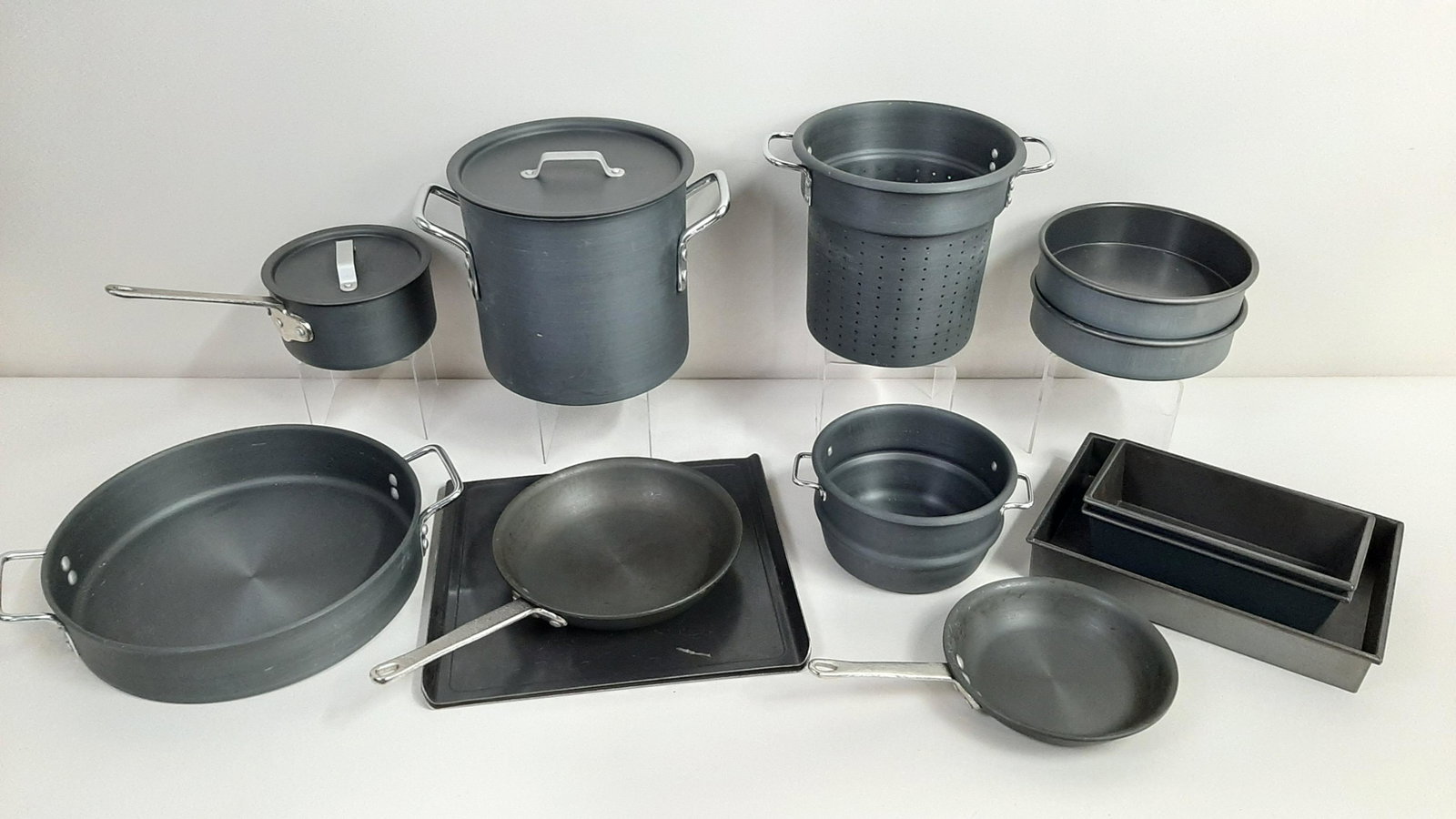 14 Pc Cookware and Bakeware Set: Includes "Commercial Aluminum Cookware" 12 Qt boiler, 7 Qt saucepan, 2 1/2 Qt saucepan and others.