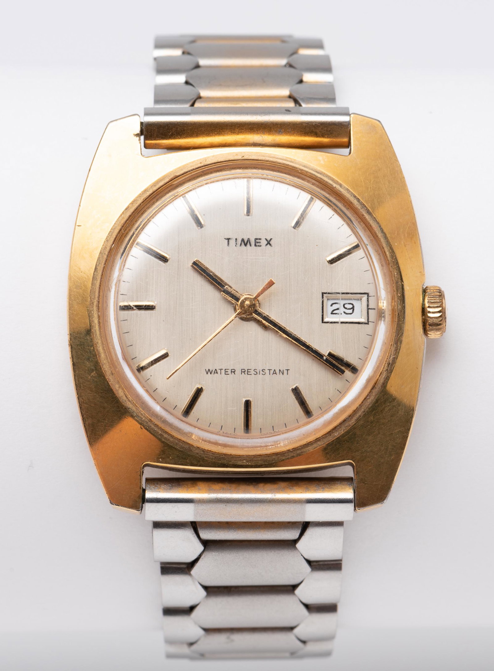 Vintage Timex Wristwatch: Time and date. 1-1/2" lug to lug. Running. IMPORTANT: Before bidding, please read the terms and conditions below. When you registered for the auction you agreed to these terms and will be required to 