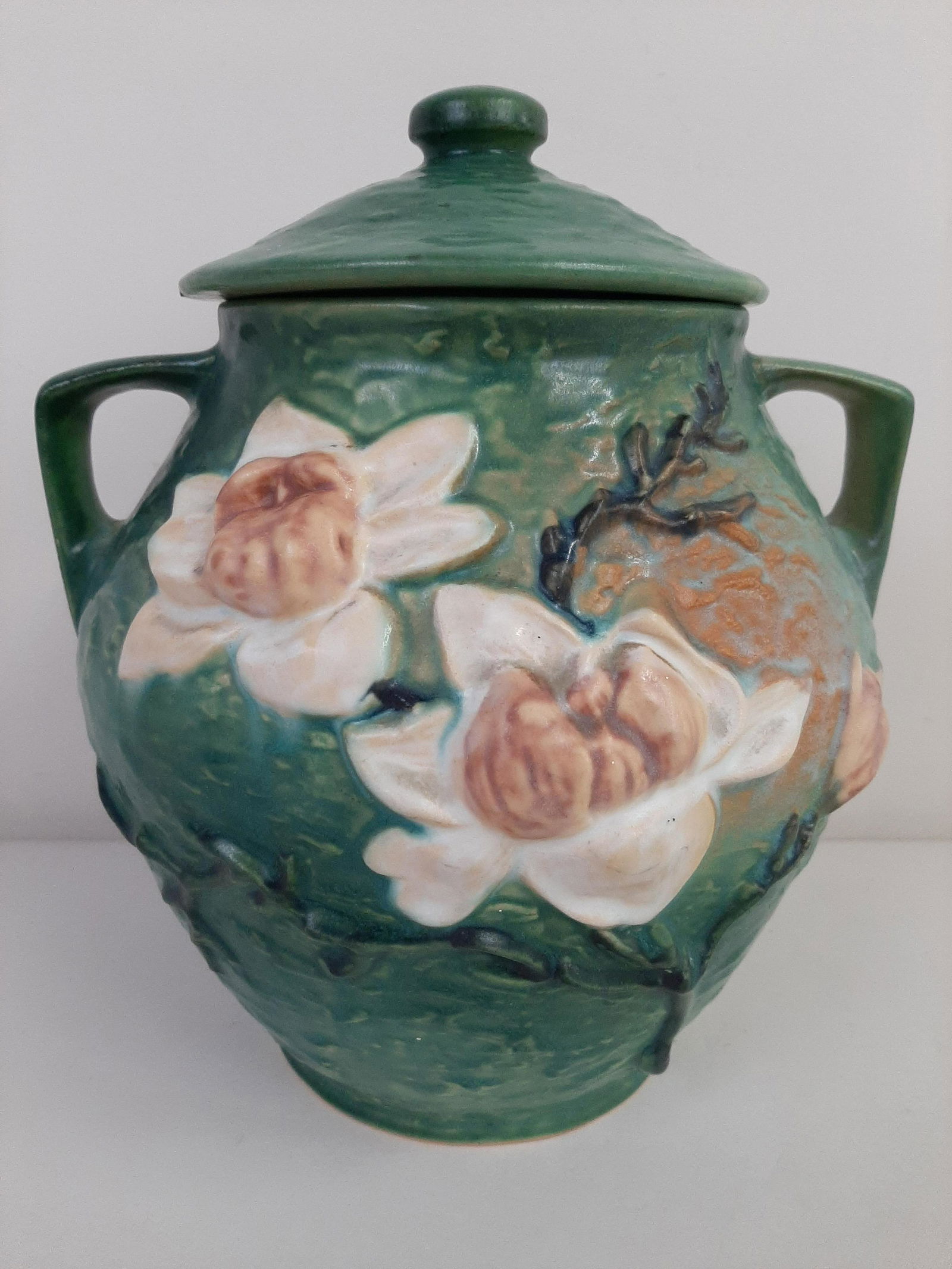 10" Roseville Magnolia Cookie Jar (1 of 4)