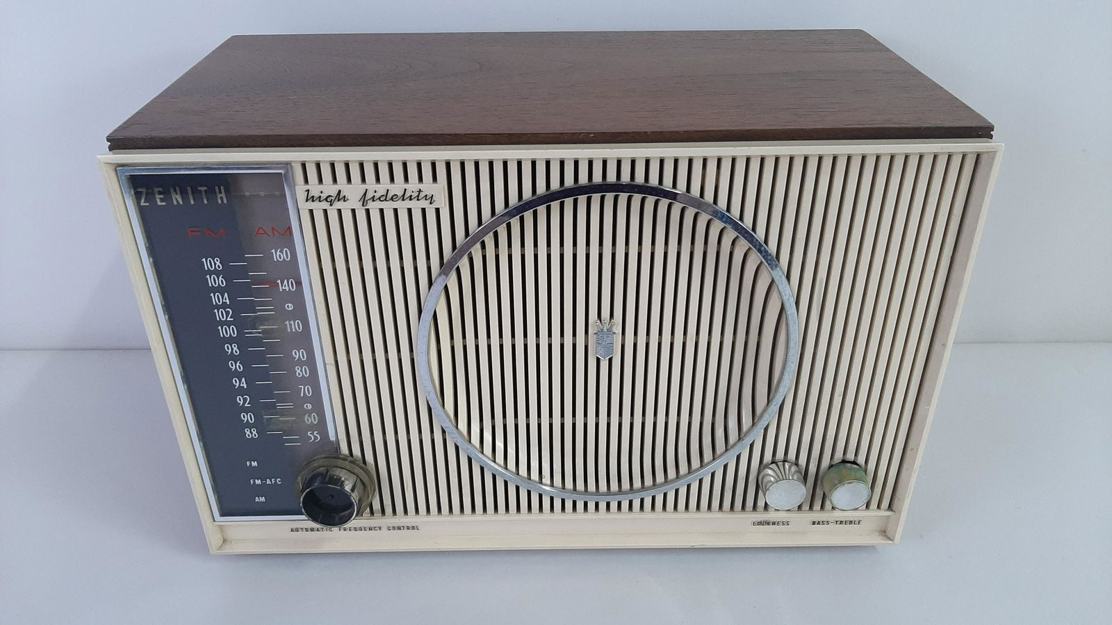 Zenith Radio: Working. Model no. S-53555. 15 1/2" wide X 8" deep X 10" high.