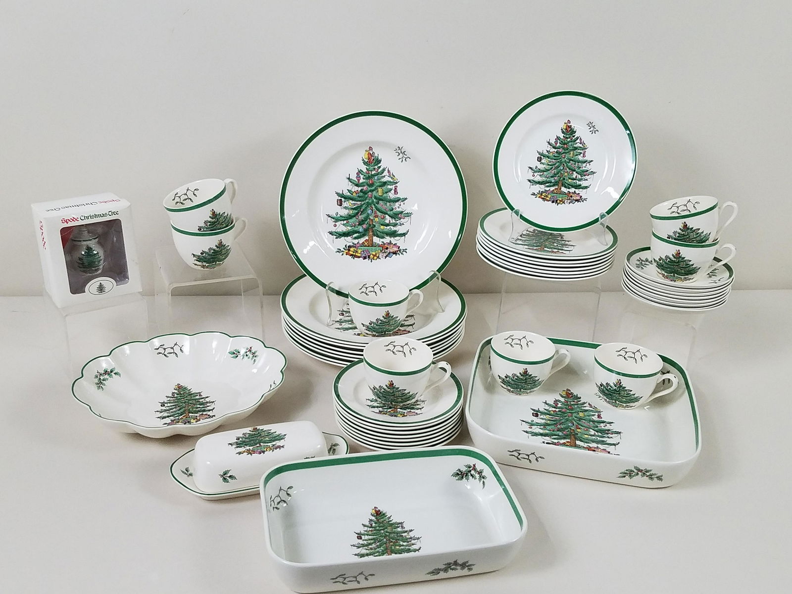 45 Spode Christmas Tree Dinnerware (1 of 4)