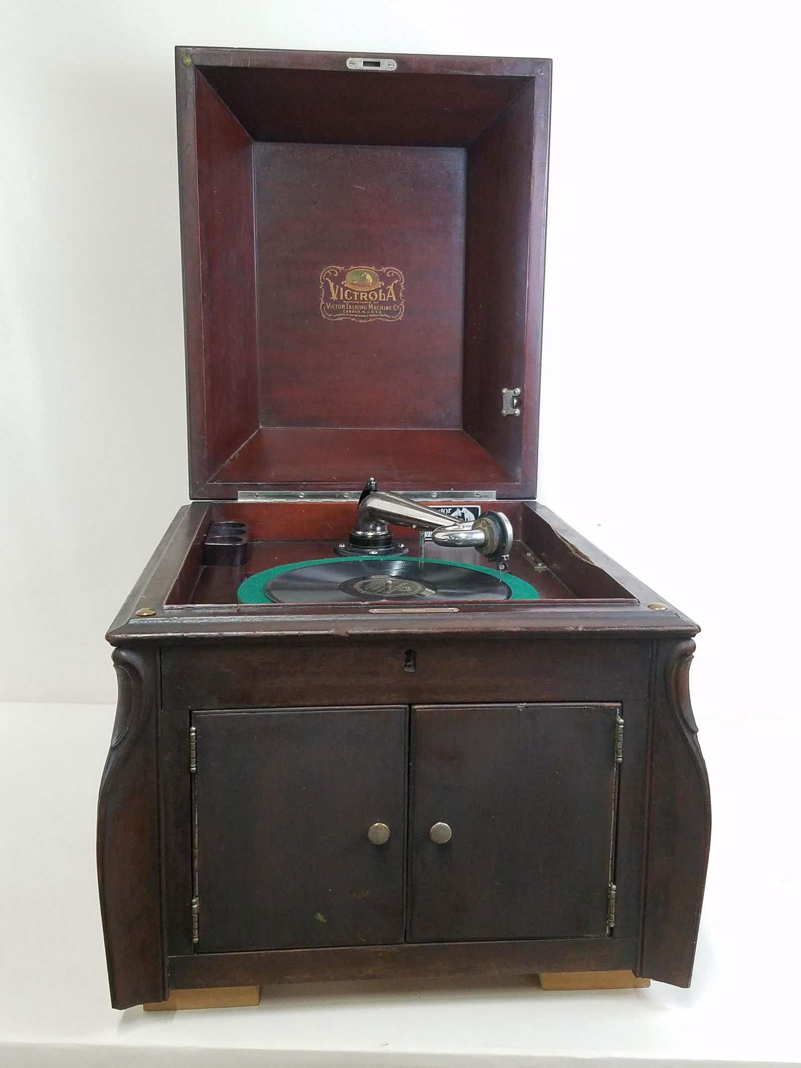 Victor Talking Machine (1 of 7)