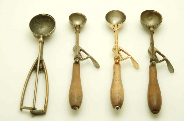 4 Ice Cream Dippers Bonzer, Gilchrist: DESCRIPTION: Lot of four. Bonzer. Gilchrist 31 Size 40, scraper 40. Gilchrist 31, scraper 30. Gilchrist 31, scraper 24. PROVENANCE: Property from the collection of Charles D. Morris, Mechanicsburg, Pe