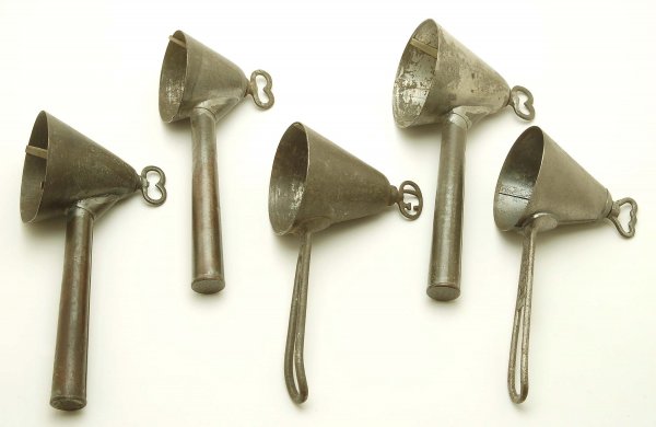 5 Conical Dishers Incl Clewell's, Royal