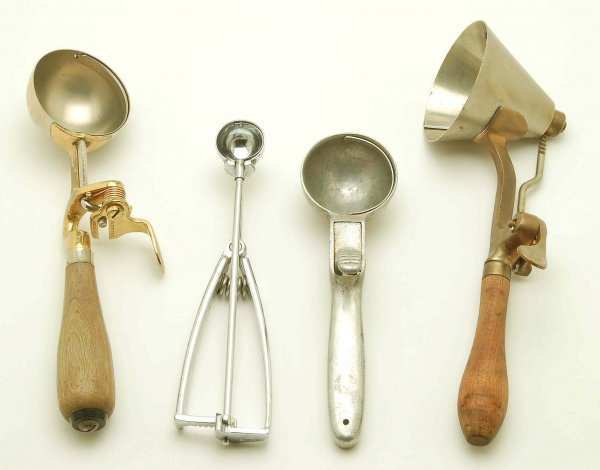 4 Dippers Incl Benedict, Standard, Gilchrist: DESCRIPTION: Lot of four. Benedict Indestructo No. 4, scraper 12. Standard, scraper 100. Patented Italy 2. Gilchrist's No. 33, scraper 6, conical. PROVENANCE: Property from the collection of Charles D