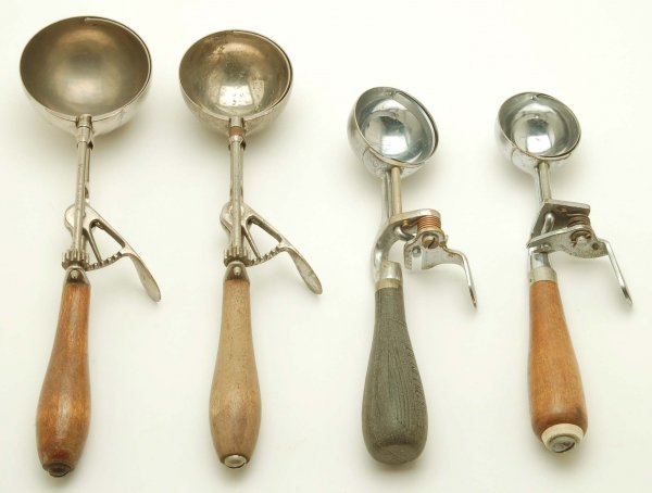 4 Dippers Gilchrist, Benedict: DESCRIPTION: Lot of four. Gilchrist 31 Size 6. Gilchrist 31, scraper 10. Benedict, scraper 20. Benedict Indestructo No.14, scraper 24. PROVENANCE: Property from the collection of Charles D. Morris, Me