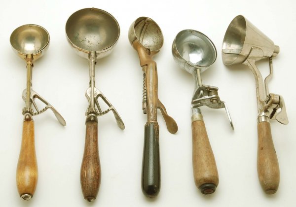 5 Dippers Incl Gilchrist, Kingery: DESCRIPTION: Lot of five. Gilchrist 31, scraper 20. Gilchrist 31, scraper 6. Kingery Mf'g Co Victor 20. Unmarked, scraper 12. Gilchrist No. 33, scraper 8. PROVENANCE: Property from the collection of C