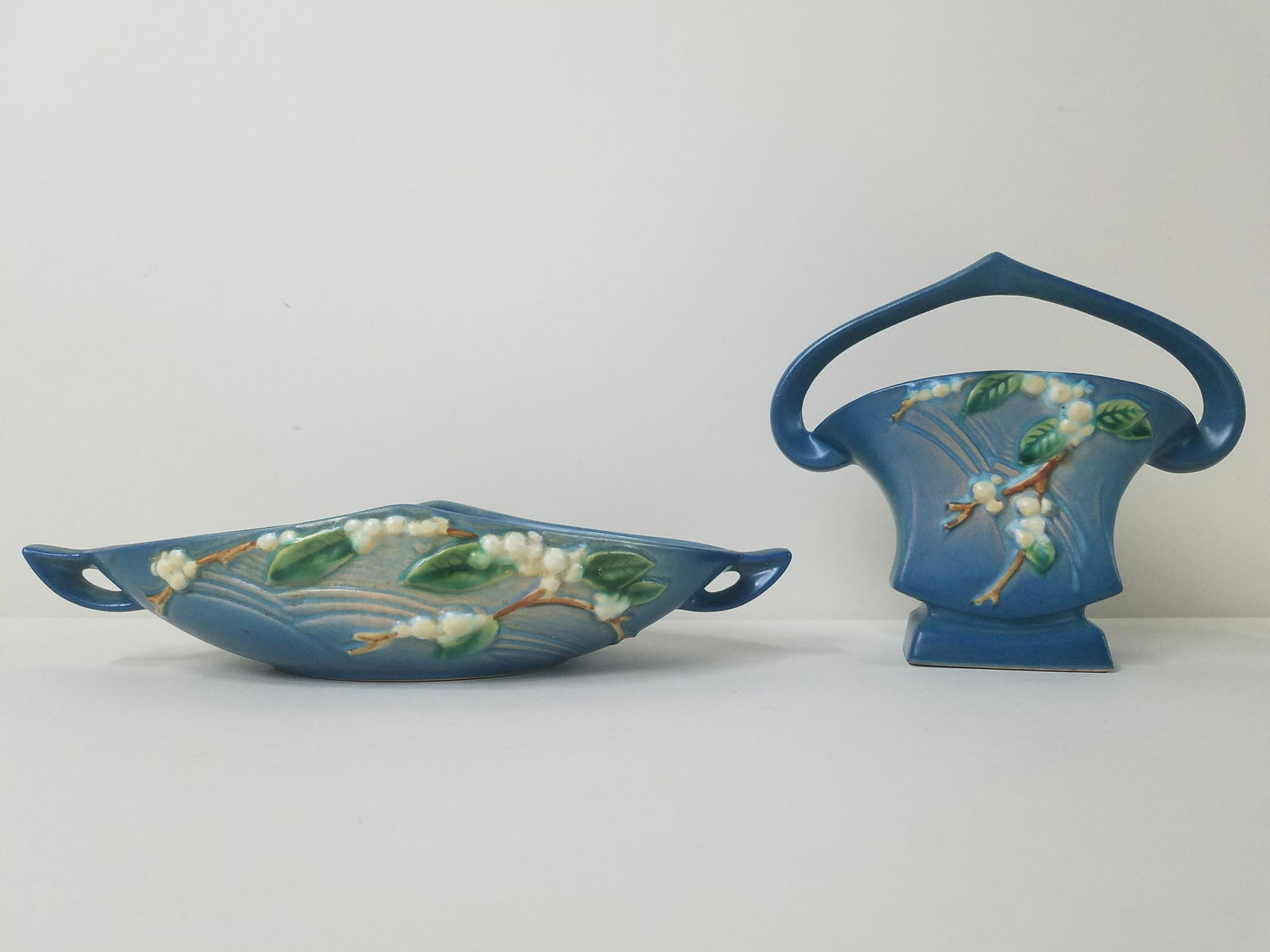 Roseville Snowberry Basket and Bowl (1 of 3)