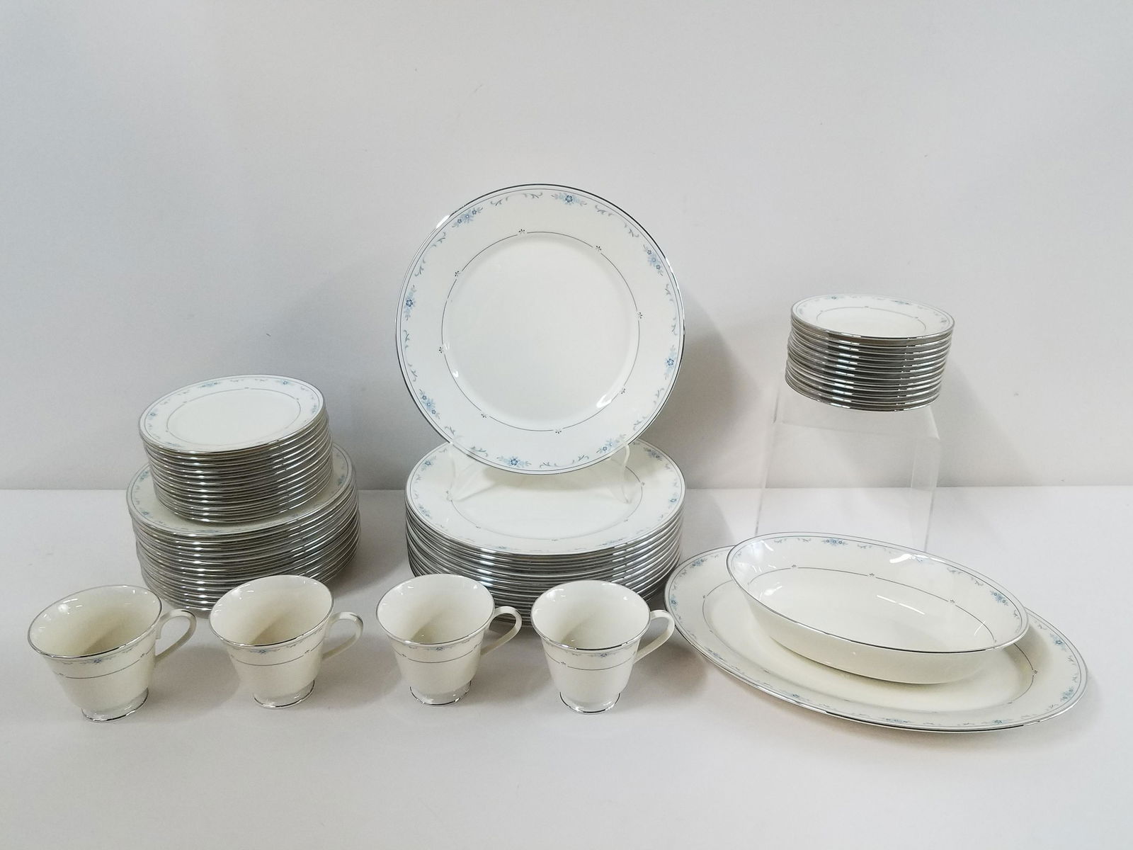 54 Pcs Lenox "Carolina" Dinnerware (1 of 4)