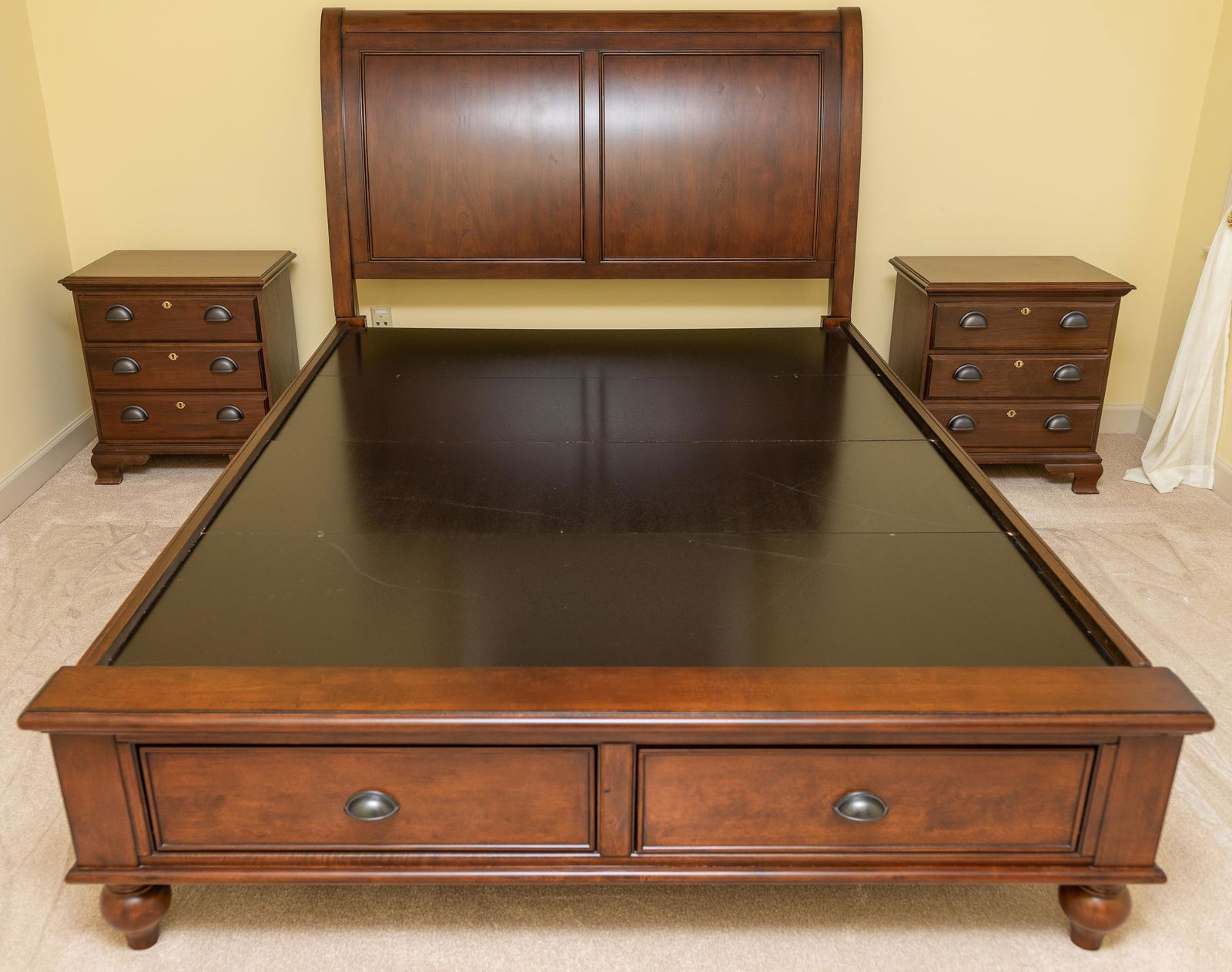 Bed with 2 Night Stands (1 of 6)