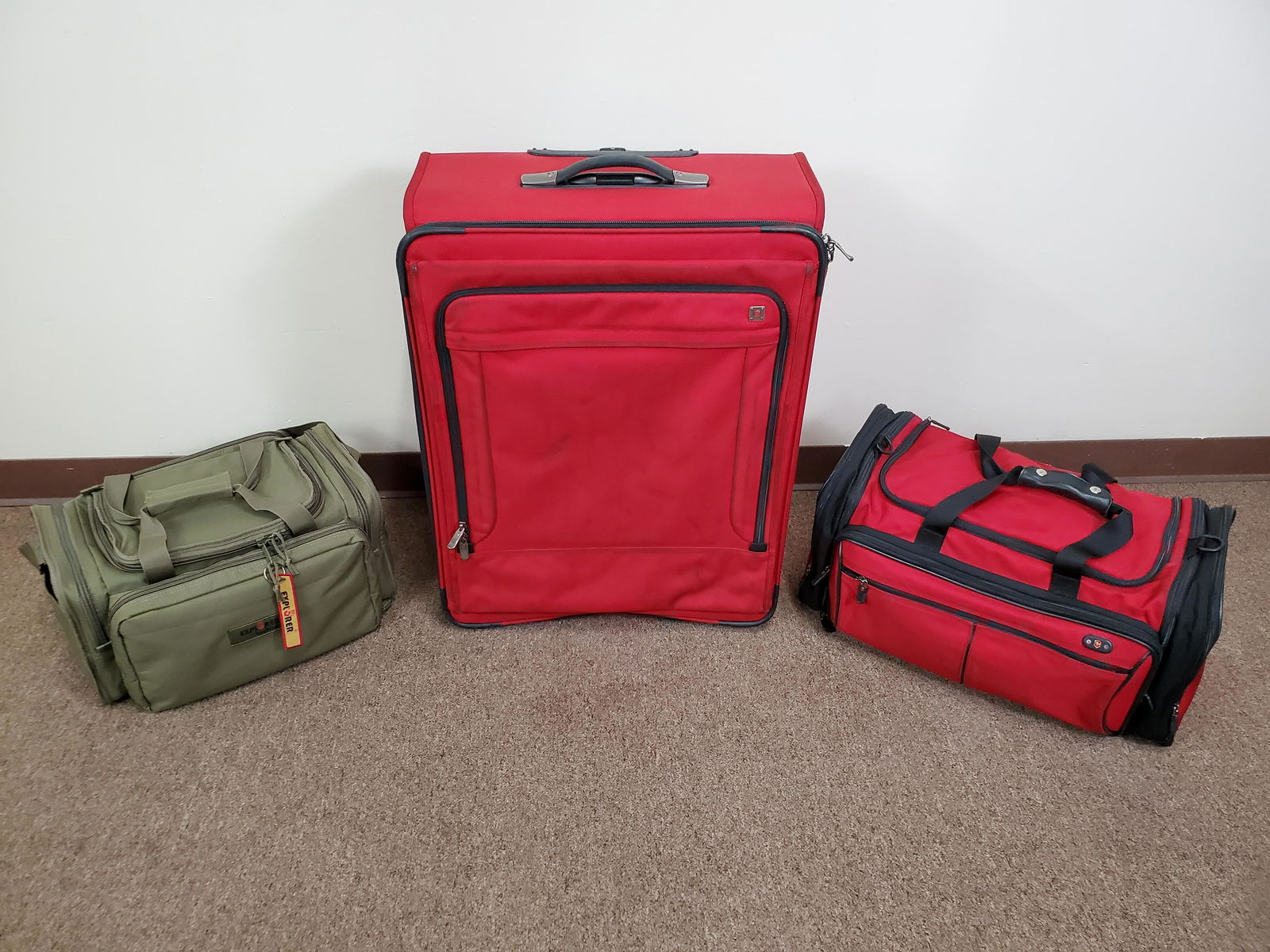 2 Victorinox & a Explorer Bag (1 of 9)