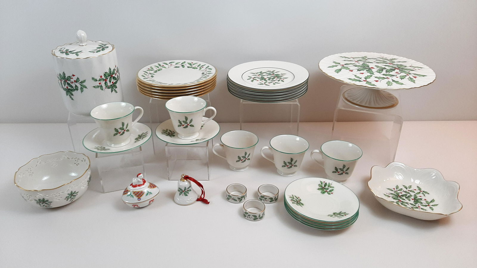 32 Pcs Lenox Holly & Berry Special Tableware (1 of 2)