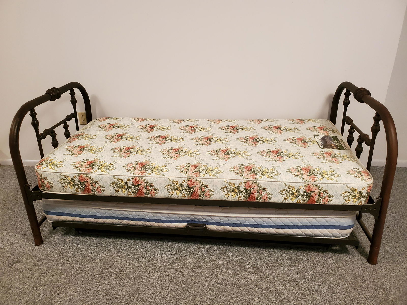 Metal Trundle Bed (1 of 3)