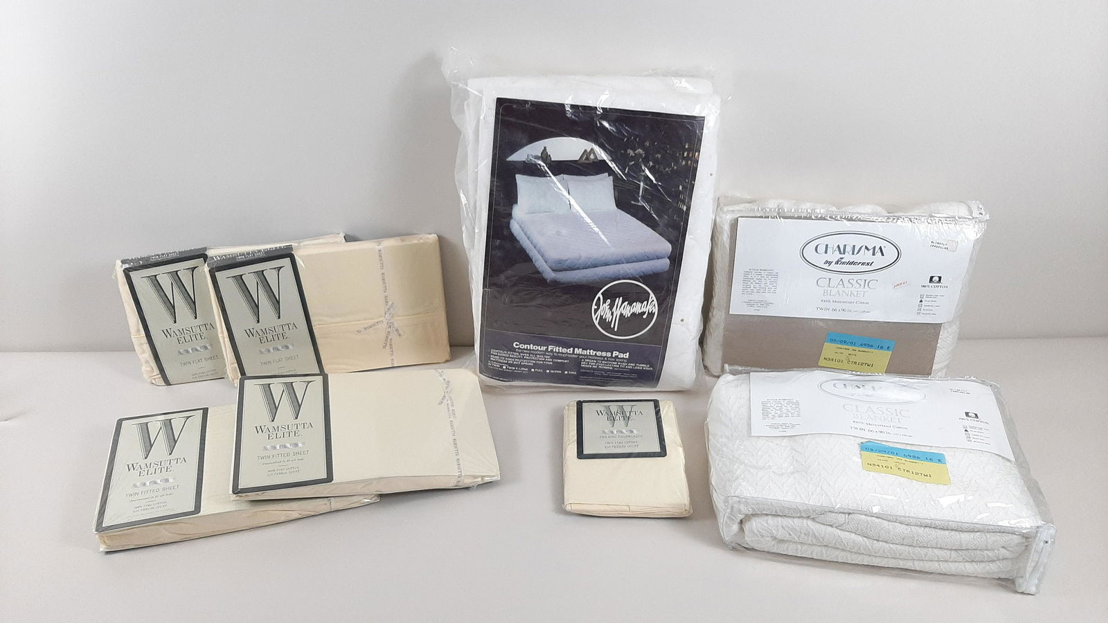 8 Pcs Twin Bed Linens (1 of 5)