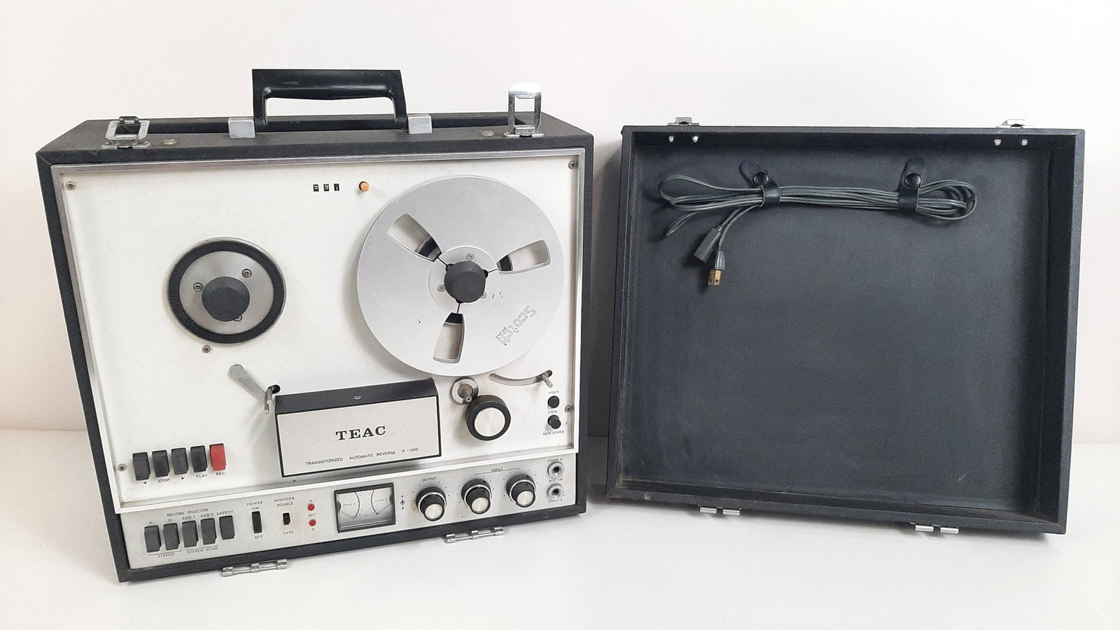 TEAC R-1000 Reel-to-Reel Player: Serial no. 8191. Powers on. IMPORTANT: Before bidding, please read the terms and conditions below. When you registered for the auction you agreed to these terms and will be required to comply with the