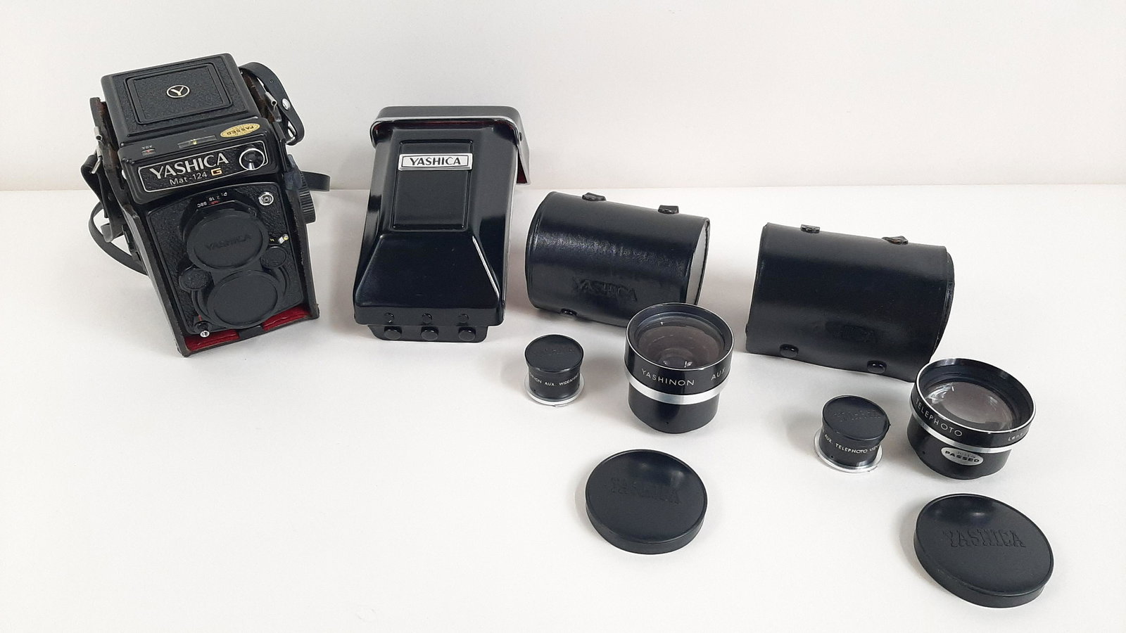 Yashica Mat-124 Camera with Case and 4 Lenses (1 of 13)