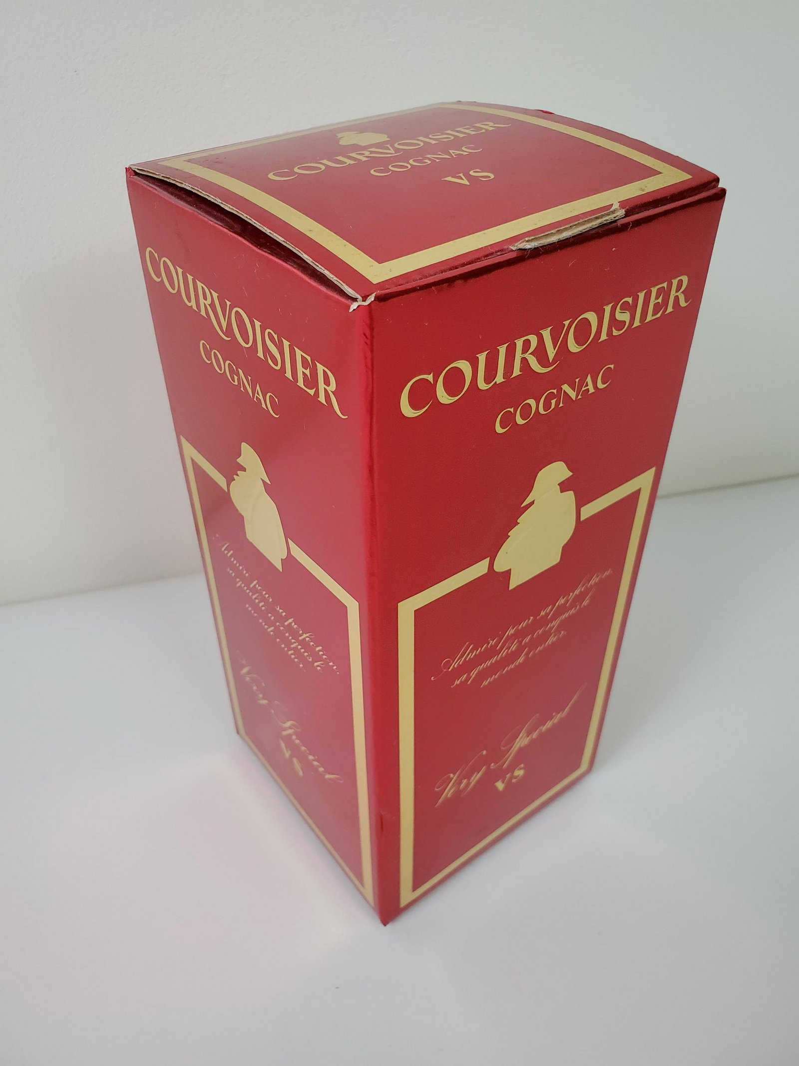 Estate Courvoisier Cognac: Sealed and unopened. THIS LOT IS AVAILABLE FOR PICK UP ONLY. SHIPPING NOT AVAILABLE. IMPORTANT: Before bidding, please read the terms and conditions. When you registered for the auction you agreed to 