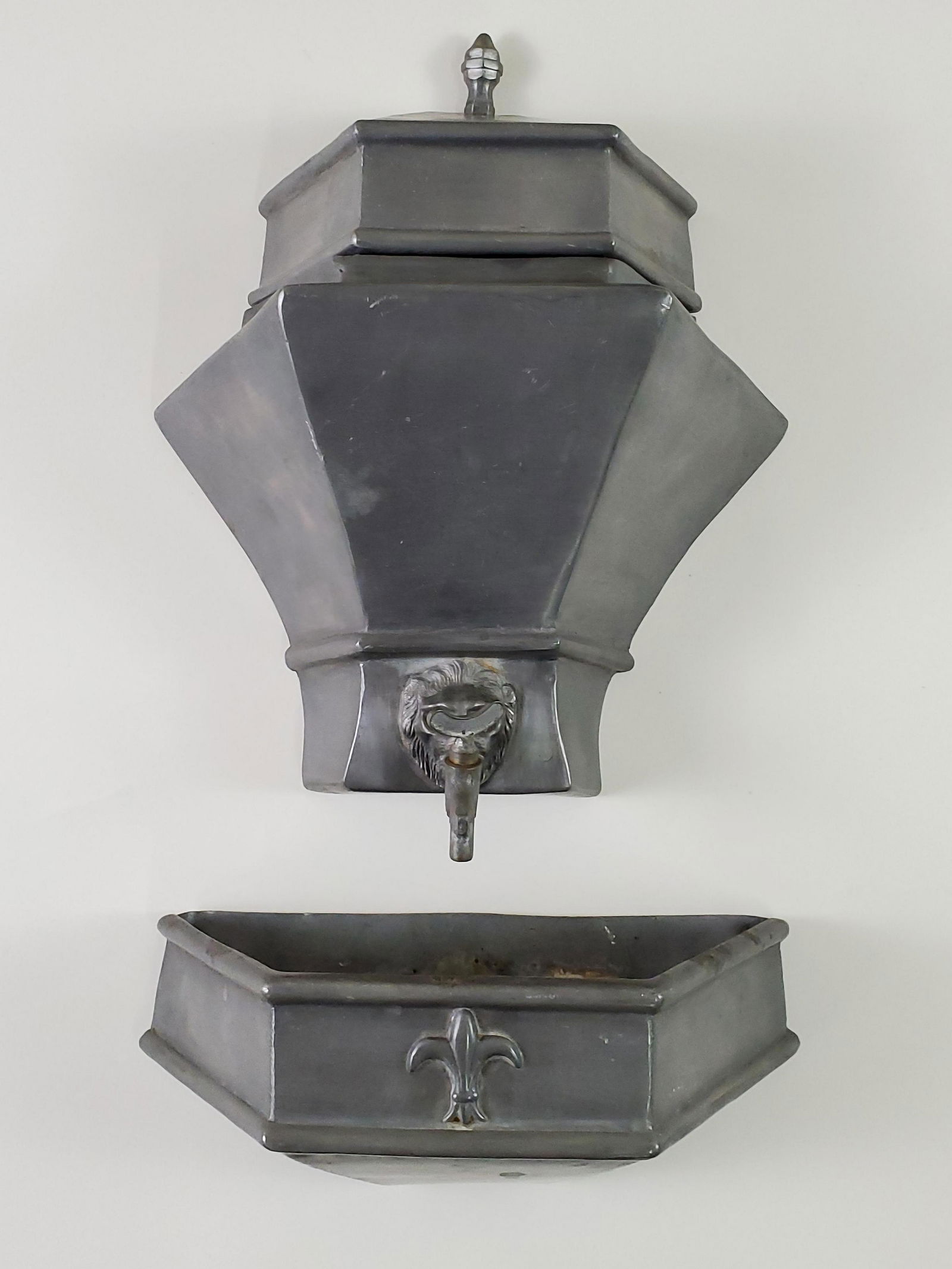 Pewter "FIN" Lavabo (1 of 4)
