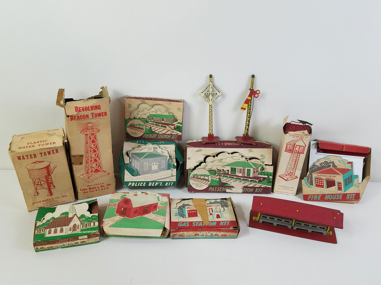 13 Model Train Accessories incl Marx (1 of 3)