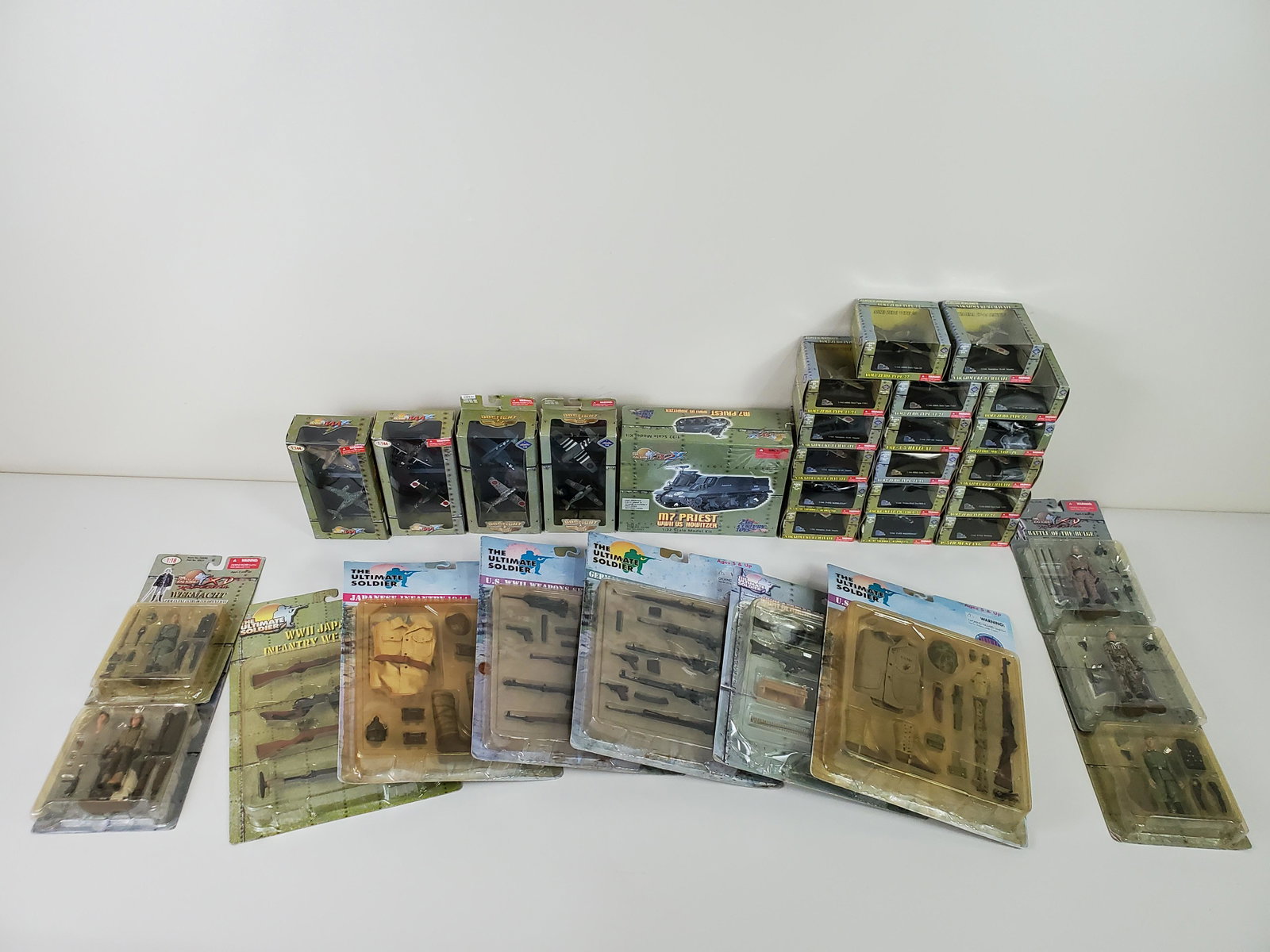 33 Pcs Ultimate Soldier Die Cast incl Accessories: Diecast planes 26 pcs, tank, weapon packs, 5 soldier figures. IMPORTANT: Before bidding, please read the terms and conditions. When you registered for the auction you agreed to these terms and will be