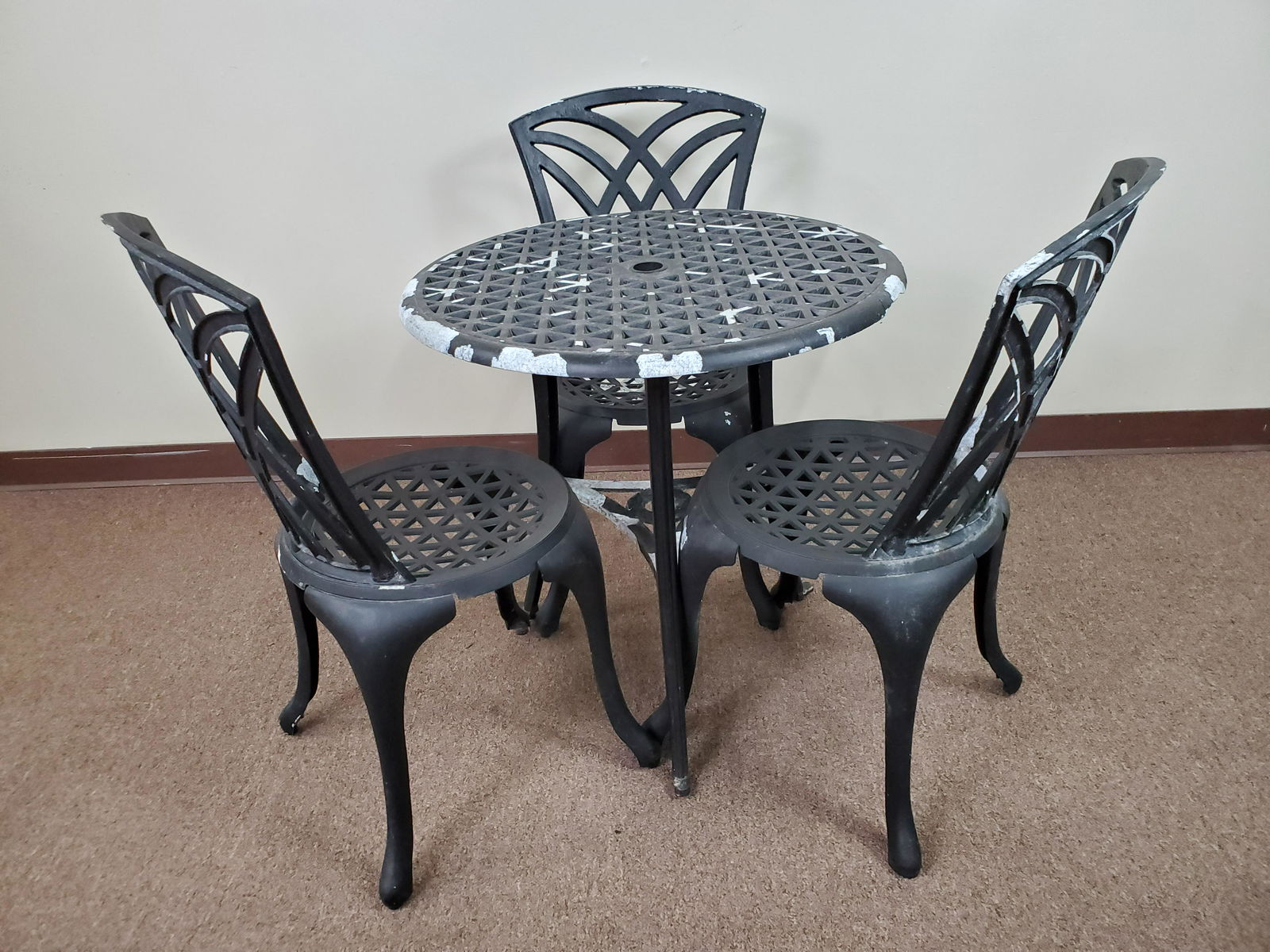 Cast Aluminum Patio Table With 3 Chairs (1 of 3)