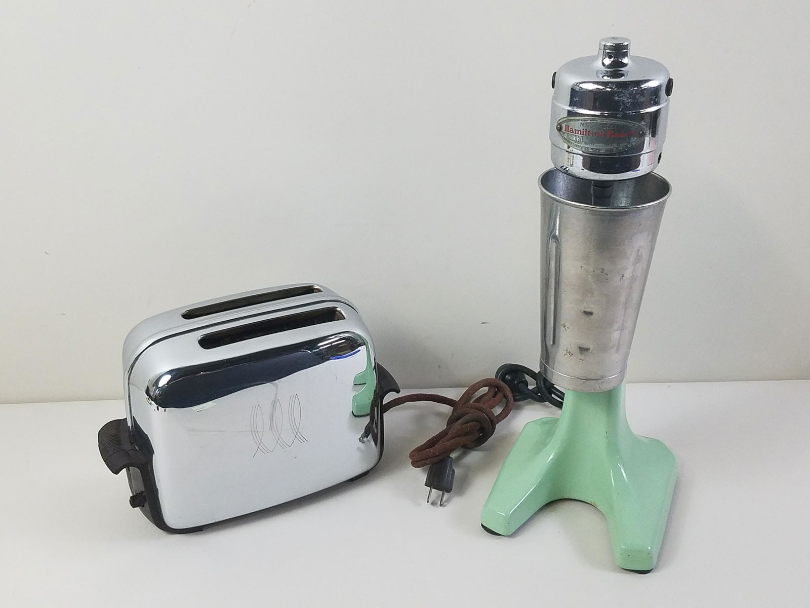 Hamilton Beach Milk Shake Blender and Toaster (1 of 4)