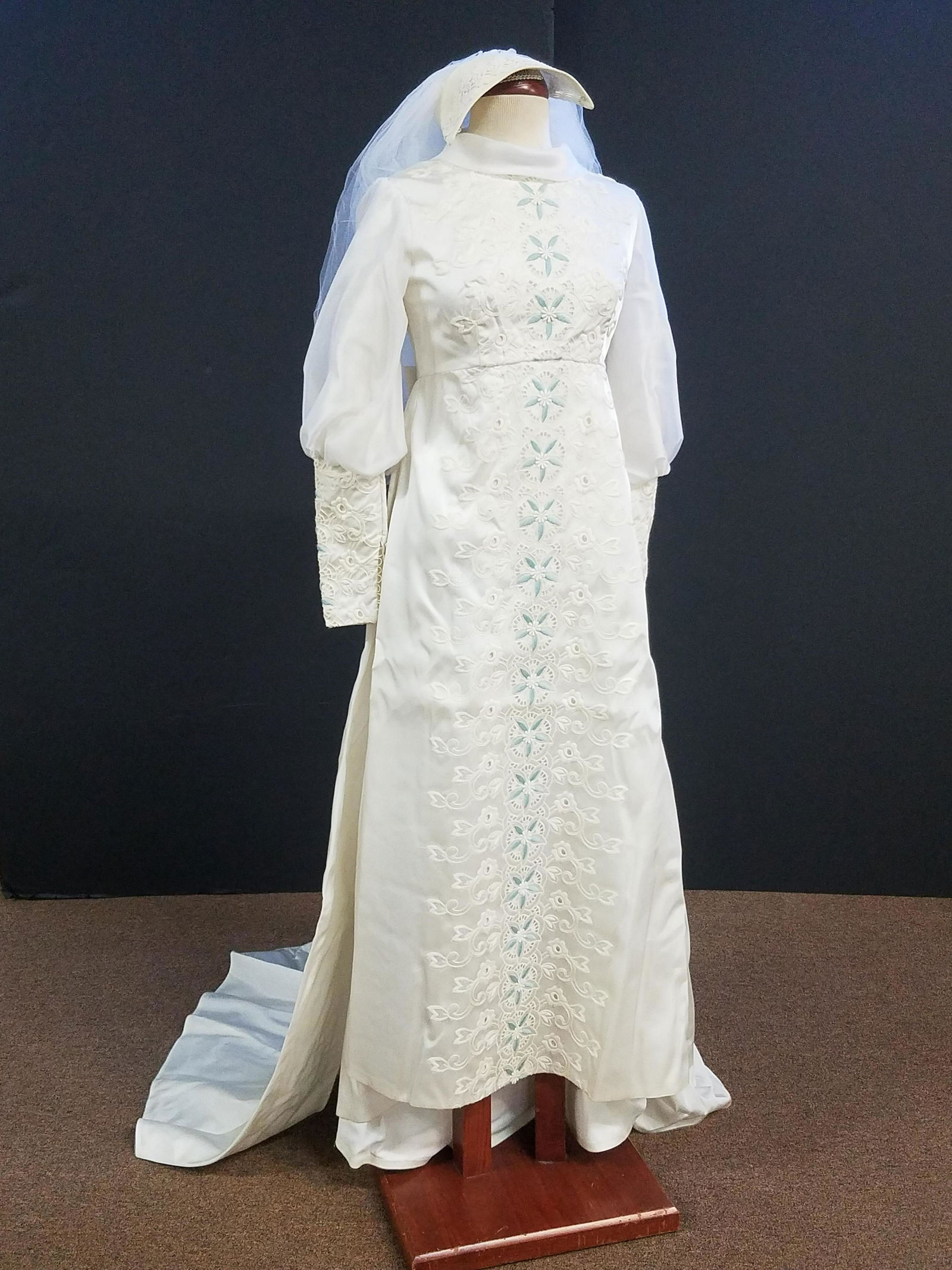 Vintage Wedding Dress (1 of 6)