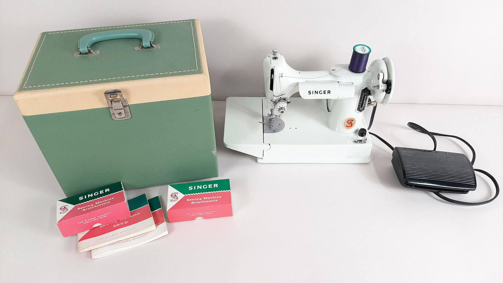 White Singer Featherweight Sewing Machine (1 of 6)
