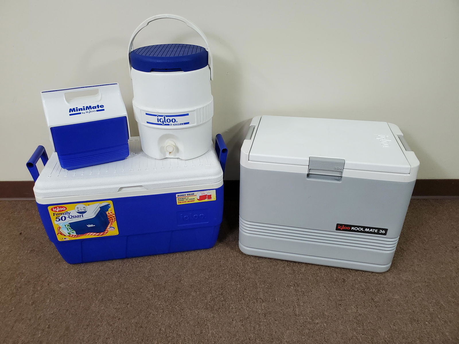 4 Igloo Coolers incl Heat / Cool (1 of 3)