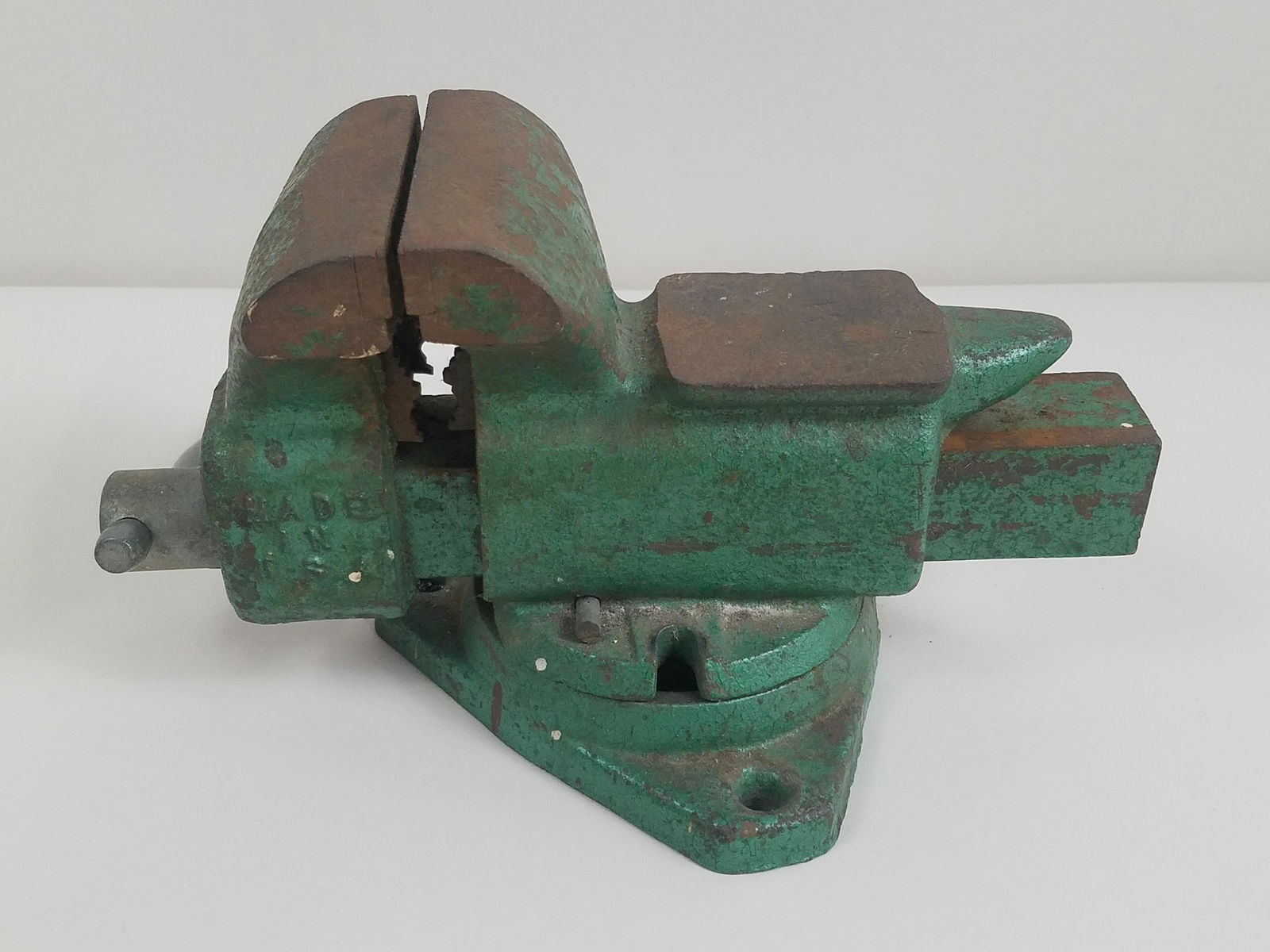 V110 Bench Vise (1 of 2)