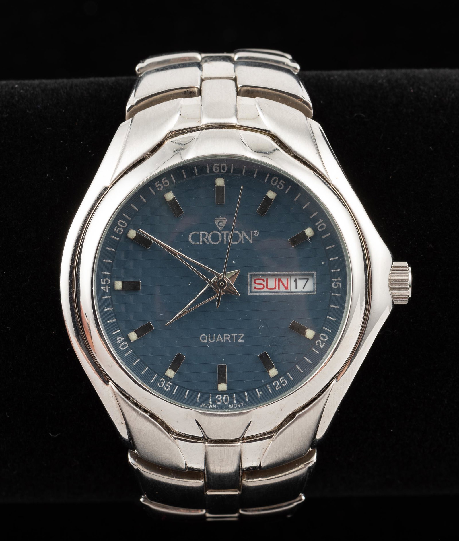 Croton Wristwatch: Stainless steel case and bracelet. 1-1/2" lug to lug. 7-1/2" overall with additional links. Runs. IMPORTANT: Before bidding, please read the terms and conditions. When you registered for the auction y