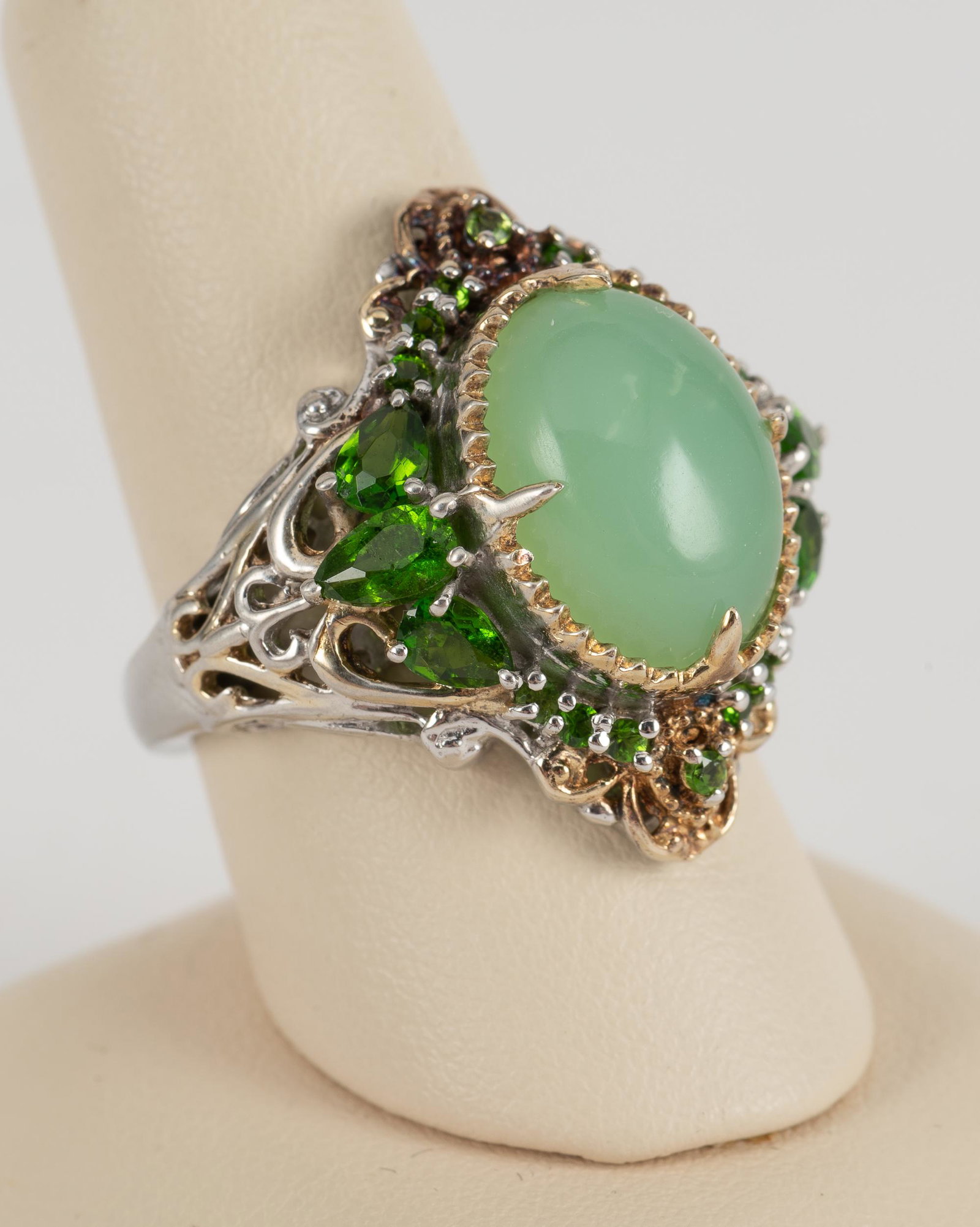 Sterling Jade & Chrome Diopside Ring: Stamped 925. Size 7. IMPORTANT: Before bidding, please read the terms and conditions. When you registered for the auction you agreed to these terms and will be required to comply with them.