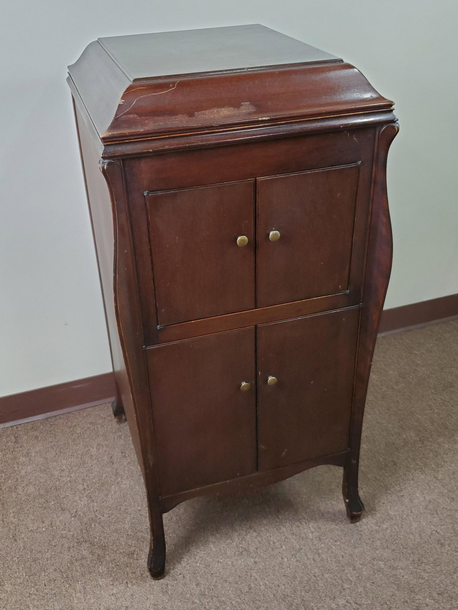 Victor Victrola: 23 1/2" wide X 21 1/4" deep X 40 1/2" high. Working. IMPORTANT: Before bidding, please read the terms and conditions. When you registered for the auction you agreed to these terms and will be required